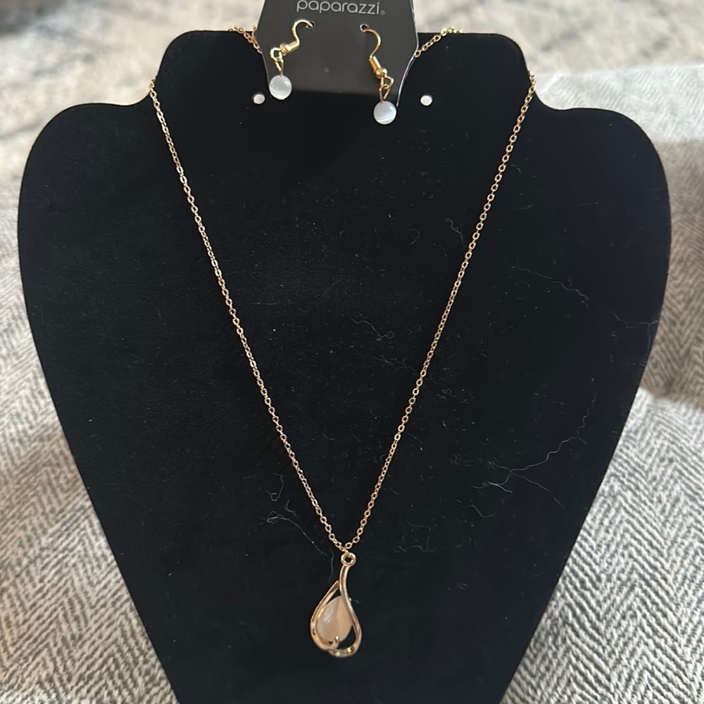 Paparazzi Necklace and earring set
